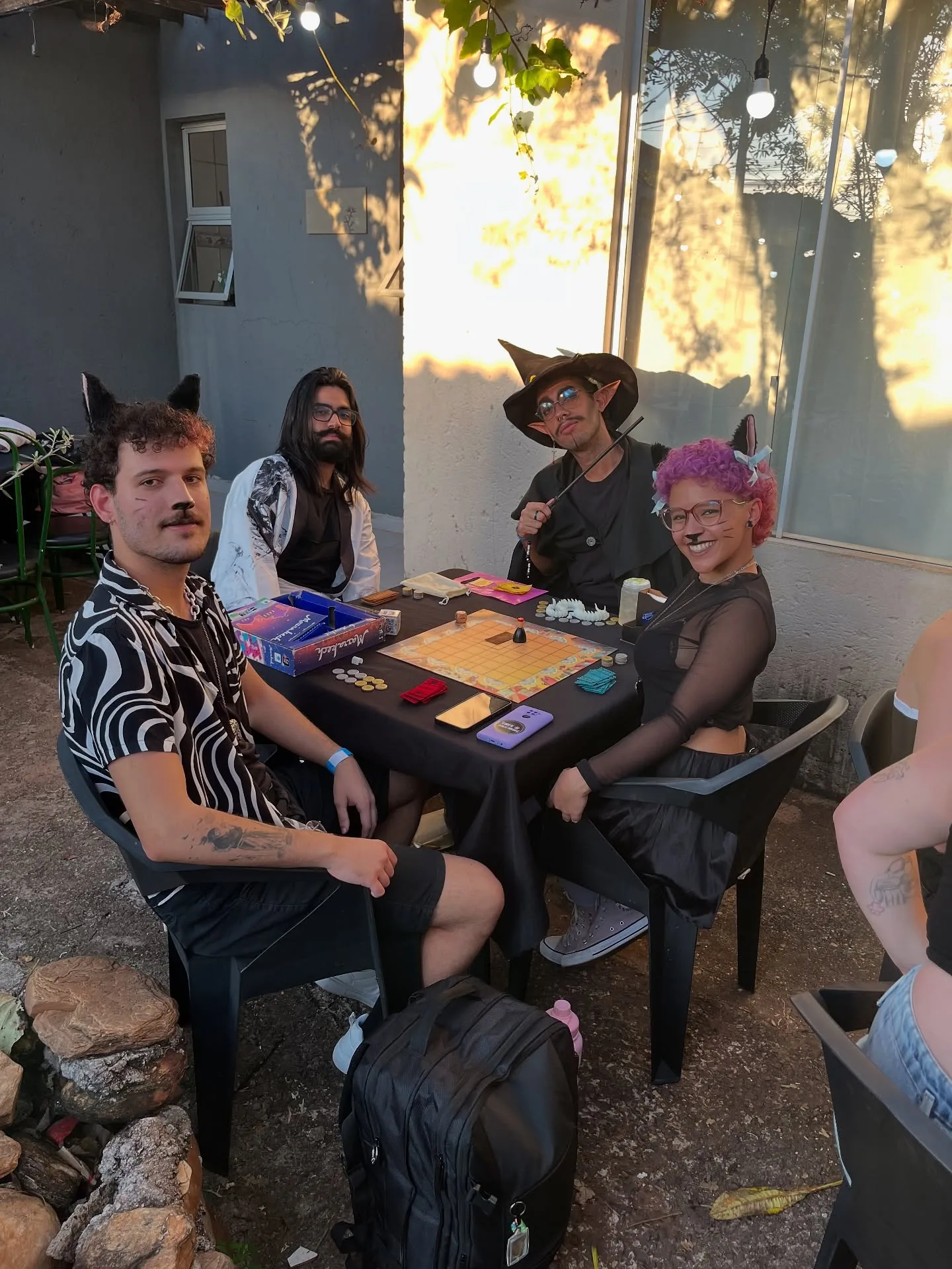 Turma fantasiada jogando na luz do fim de tarde